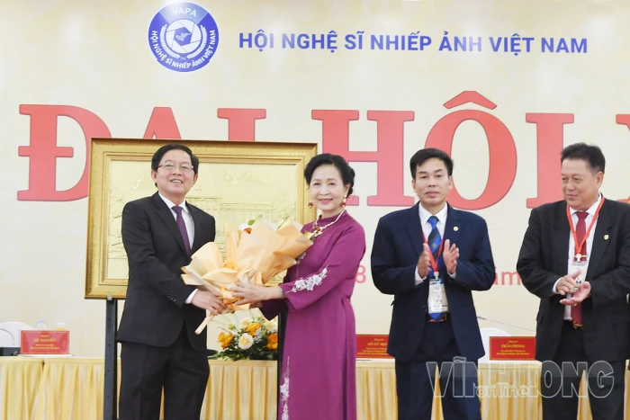 Nghệ sĩ Nhiếp ảnh Trần Thị Thu Đông tái đắc cử Chủ tịch Hội Nghệ sĩ Nhiếp ảnh Việt Nam