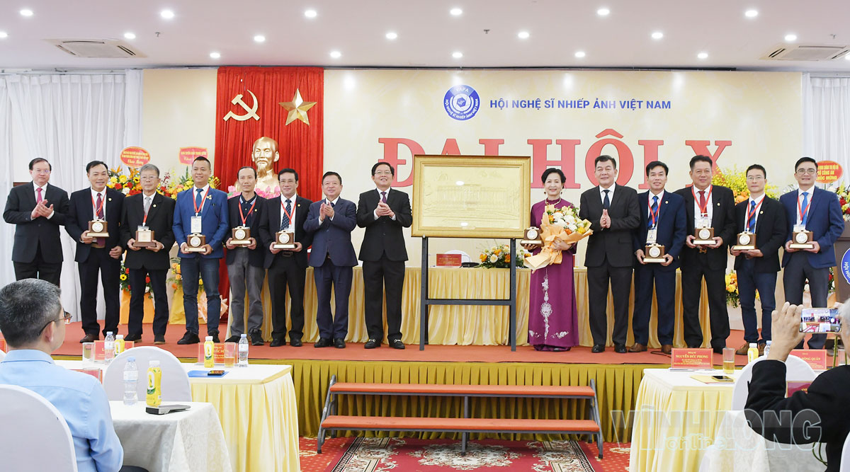 Lãnh đạo Chính phủ và các ban, bộ, ngành tặng hoa chúc mừng Ban Chấp hành Hội NSNA Việt Nam khóa X.