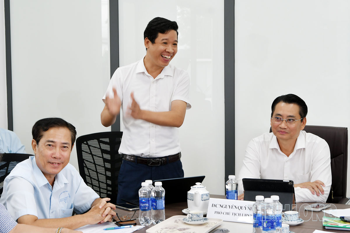 Ông Lại Như Ý- Phó Giám đốc Công ty TNHH Greenity Trà Vinh kiến nghị tại buổi làm việc.