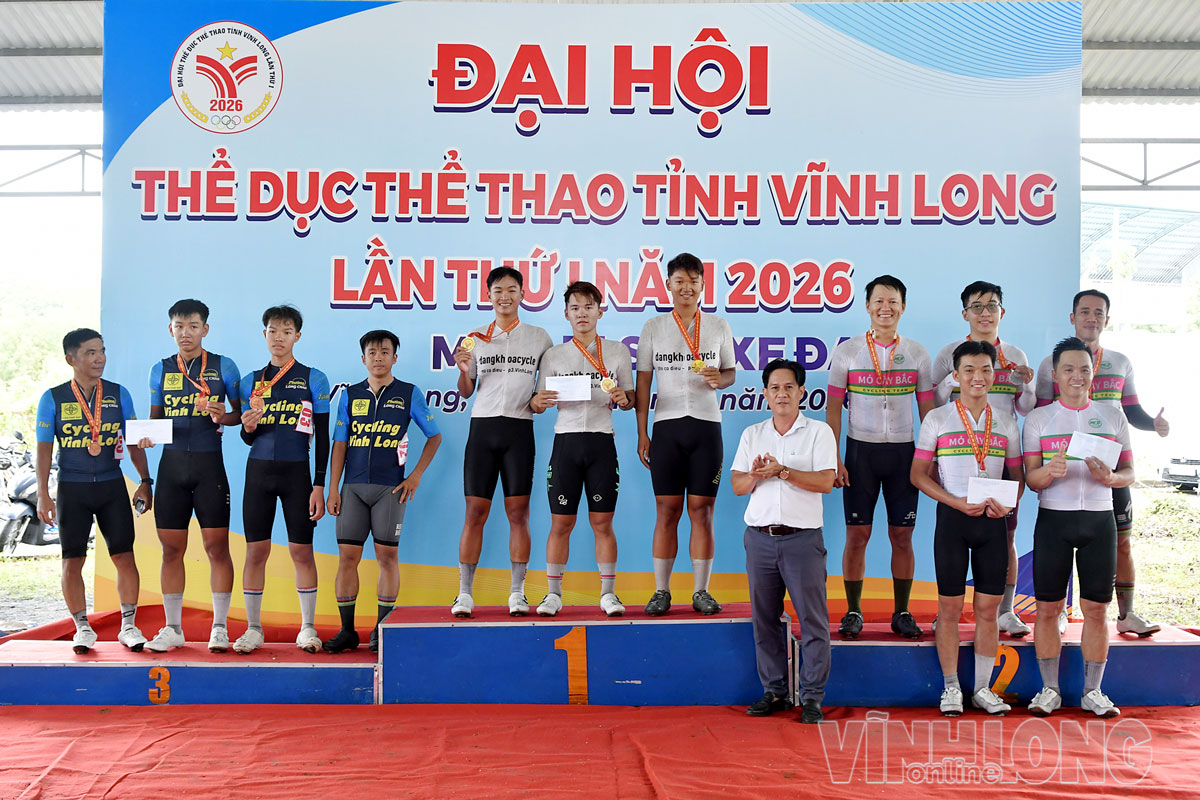 Niềm vui trên bục nhận huy chương.