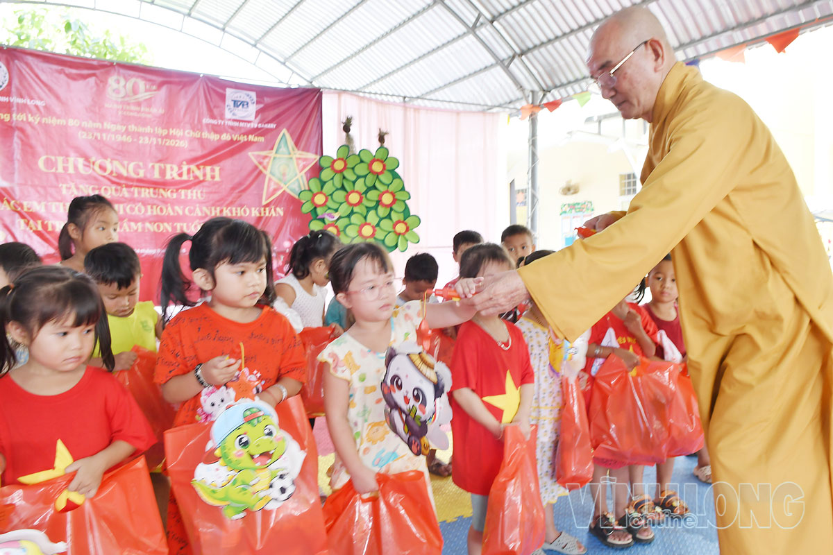 Thượng tọa Thích Lệ Lạc- Phó Trưởng ban Thường trực Ban Trị sự Tỉnh hội Phật giáo tỉnh tặng quà Trung thu cho thiếu nhi xã Châu Thành.
