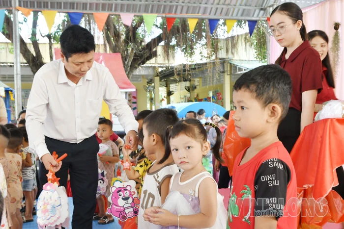 Hội Chữ thập đỏ tỉnh tặng 450 phần quà cho thiếu nhi và hộ nghèo