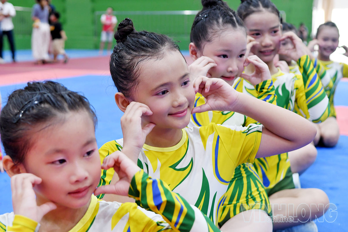 Niềm kiêu hãnh của các VĐV môn Aerobic trước ống kính.