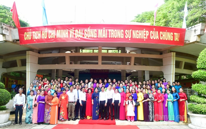 Hội Liên hiệp Phụ nữ tỉnh Vĩnh Long dâng hoa, dâng hương Chủ tịch Hồ Chí Minh