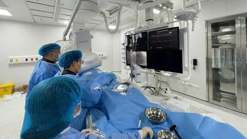 Các y, bác sĩ Khoa Nội tim mạch (Bệnh viện đa khoa Hà Đồng) can thiệp động mạch vành cho người bệnh (Ảnh minh họa: Bệnh viện cung cấp)
