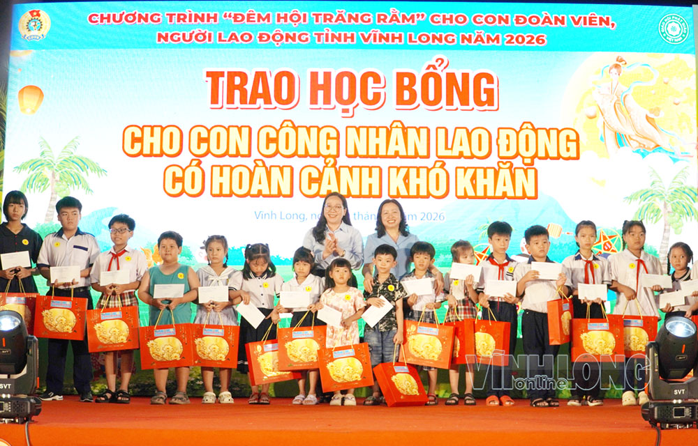 Đồng chí Thái Thu Xương - Phó Chủ tịch Tổng LĐLĐ Việt Nam; Nguyễn Thị Hồng Nhung - Ủy viên Ban Thường vụ Tỉnh ủy, Phó Chủ tịch Thường trực Ủy ban MTTQ Việt Nam tỉnh trao học bổng và quà cho các em thiếu nhi.