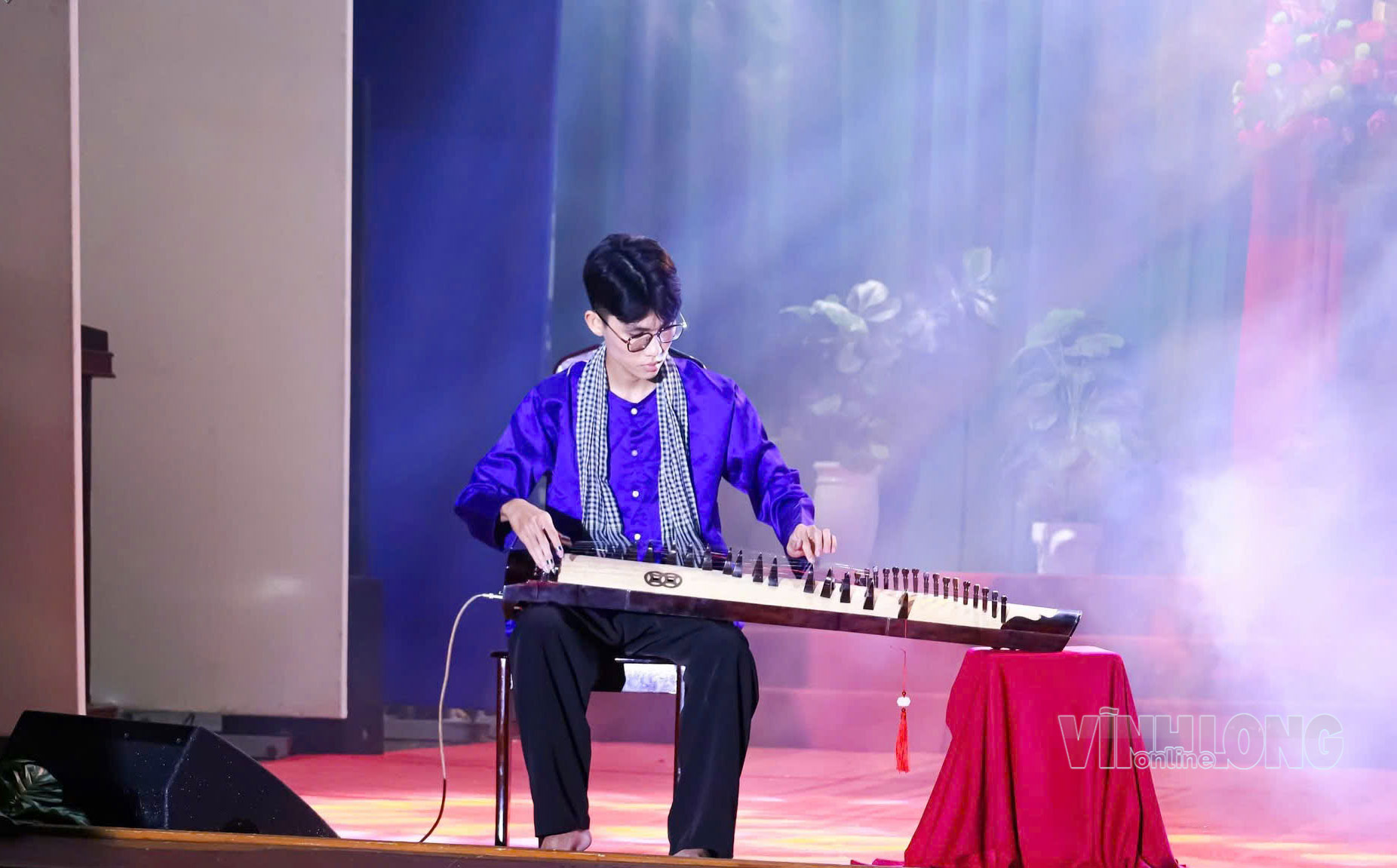 Nguyễn Hữu Thoại tham gia chương trình giao lưu văn nghệ tại trường.
