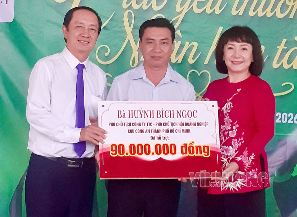 Trao biển tượng trưng tài trợ cho chương trình.
