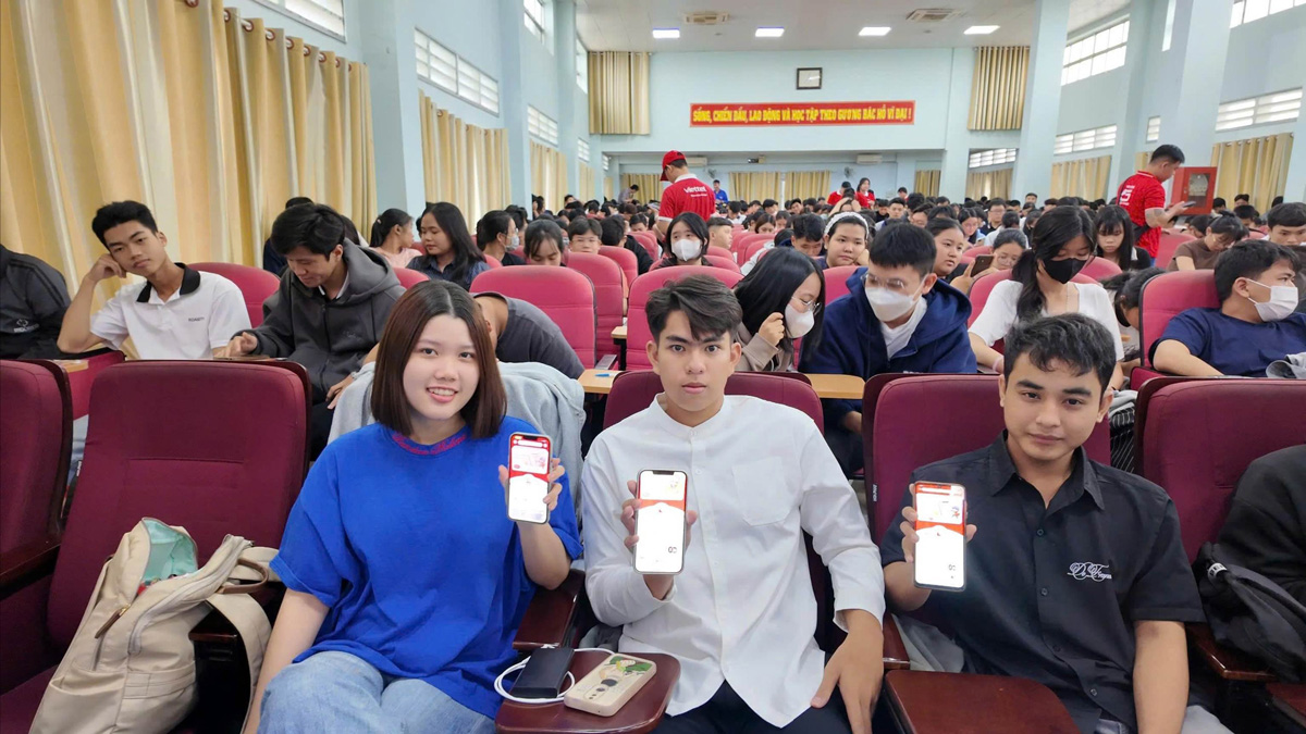 Sinh viên Trường Đại học Công nghệ Kỹ thuật Vĩnh Long cài đặt và trải nghiệm Viettel Tammi.
