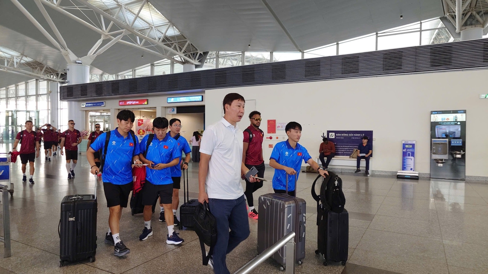 Thầy Kim và các trợ lý tại sân bay Nội Bài.

Ảnh: Hạnh An

