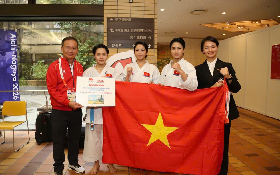 Ông Nguyễn Hồng Minh và đội nữ kata giành HCV ASIAD 20.

Ảnh: Bùi Lượng

