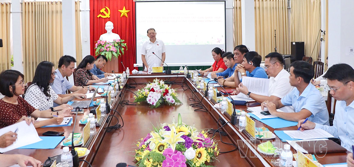 Ông Lò Việt Phương - Phó Chủ nhiệm Ủy ban Dân nguyện và Giám sát của Quốc hội phát biểu tại buổi làm việc với Trụ sở Ban Tiếp công dân tỉnh.