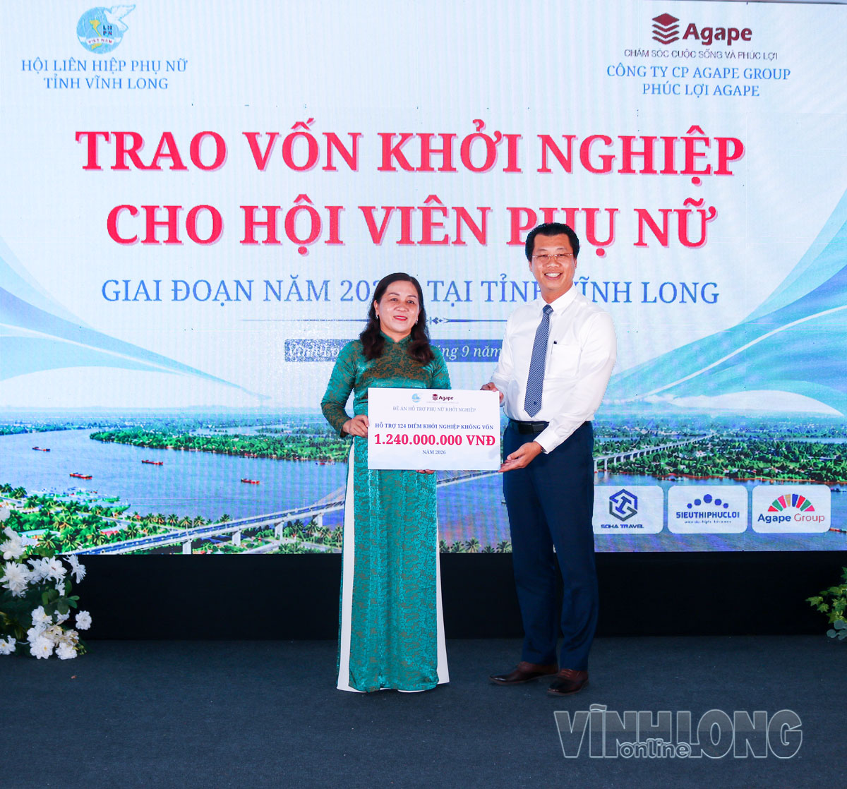 Trao vốn cho hội viên phụ nữ khởi nghiệp.