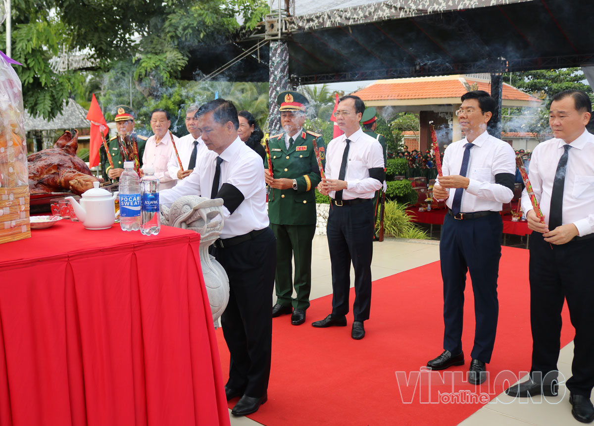 Lãnh đạo tỉnh thắp hương tại Nghĩa trang liệt sĩ Mỏ Cày Bắc.