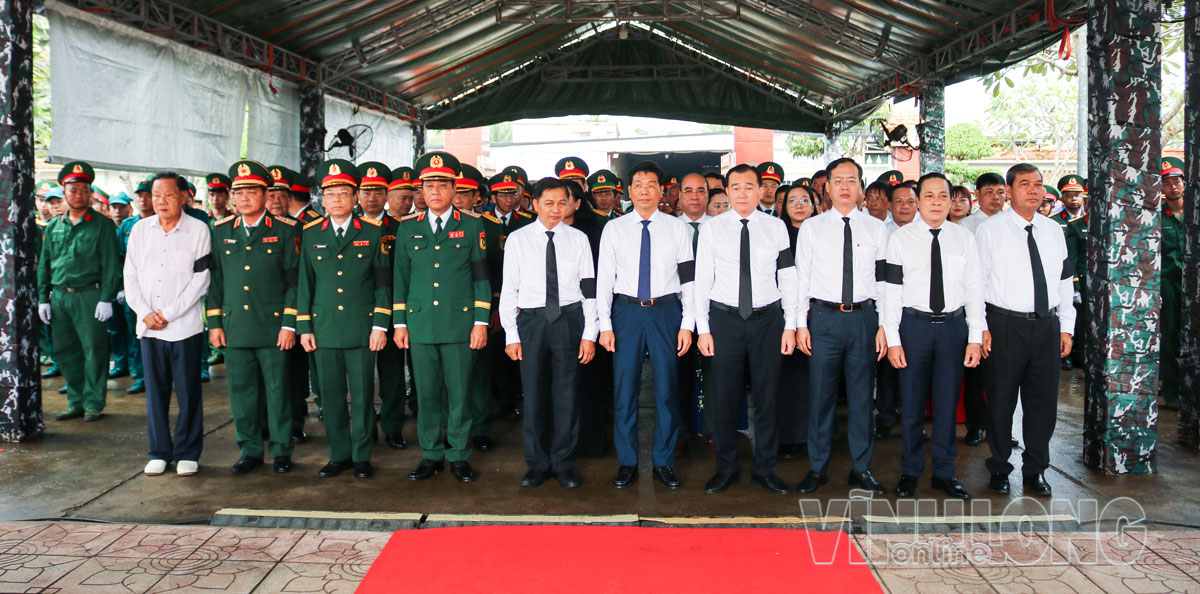 Đại biểu tham dự lễ viếng, truy điệu và an táng hài cốt liệt sĩ tại Nghĩa trang liệt sĩ Mỏ Cày Bắc.