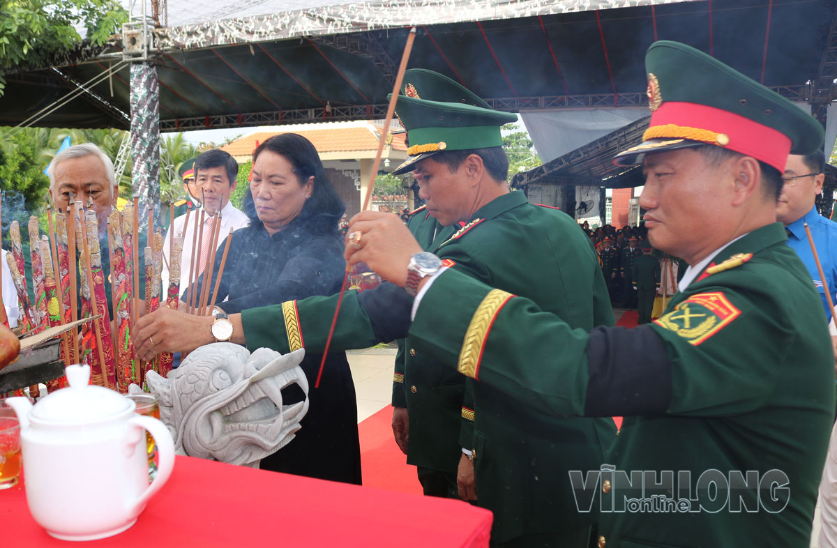 Đại biểu thắp hương tại buổi lễ.