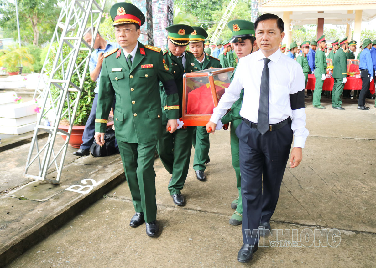 Bí thư Tỉnh ủy Trần Văn Lâu đưa hài cốt liệt sĩ ra an táng tại Nghĩa trang liệt sĩ Mỏ Cày Bắc.