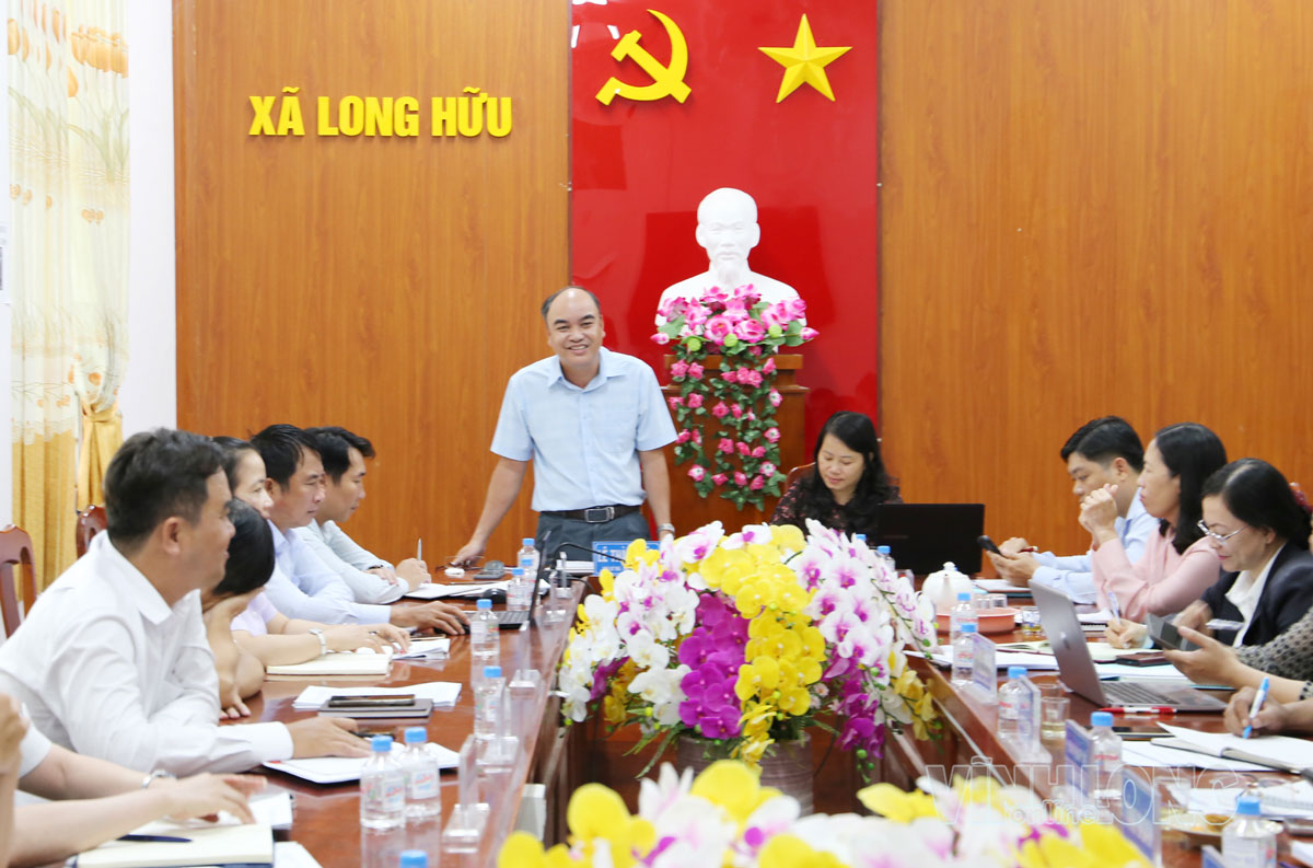 Đồng chí Lê Thành Tâm- Chủ tịch UBND xã Long Hữu phát biểu tại buổi giám sát.

