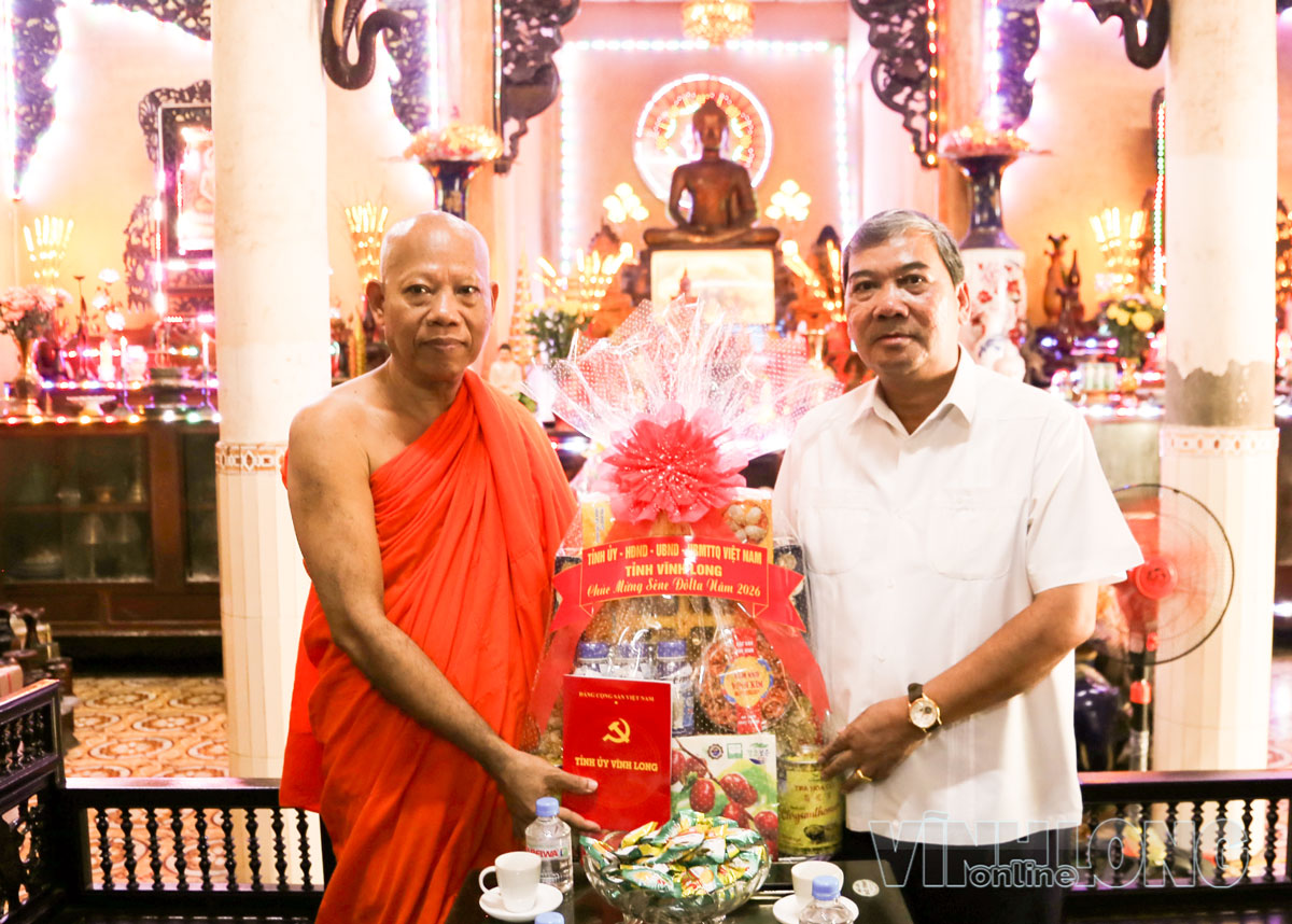 Phó Bí thư Tỉnh ủy- Kim Ngọc Thái tặng quà Sêne Đôlta Hòa thượng Thạch Thảo- Sư cả chùa Kan Đal.