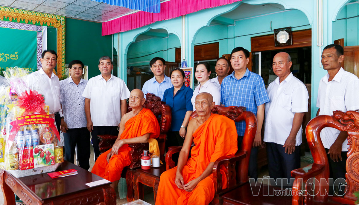 Phó Bí thư Tỉnh ủy- Kim Ngọc Thái cùng thành viên đoàn tặng quà, chụp ảnh lưu niệm với sư cả chùa Ta Đêu.