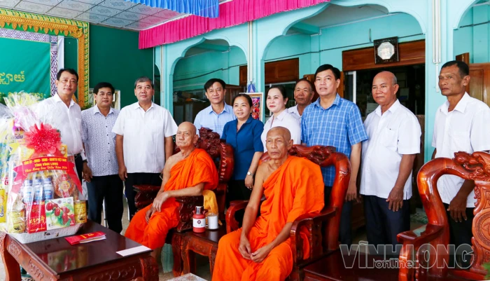 Phó Bí thư Tỉnh ủy- Kim Ngọc Thái thăm, tặng quà Sêne Đôlta tại xã Cầu Kè, Phong Thạnh