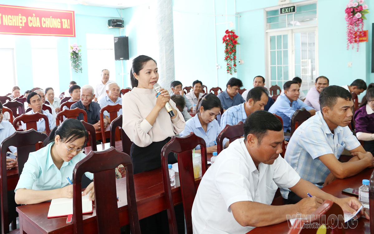 Cử tri Thạch Thị Trang - ấp Sà Vần kiến nghị ổn định giá vật tư nông nghiệp. Ảnh: NGỌC XOÀN.