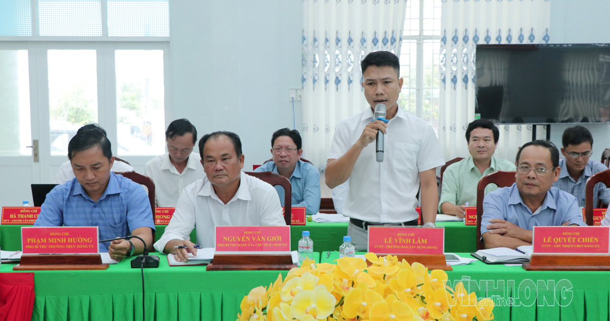 
Đại diện Ban Xây dựng Đảng xã Long Vĩnh báo cáo về công tác số hóa hồ sơ đảng viên.