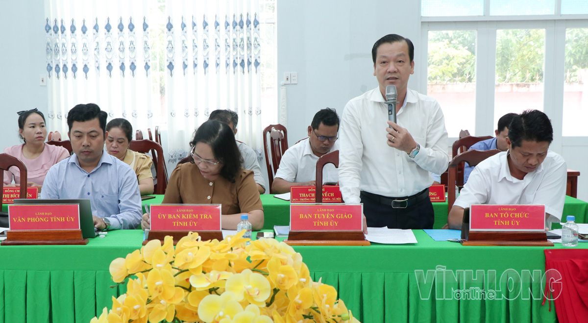 Đại diện Ban Tuyên giáo Tỉnh ủy trao đổi về công tác quản lý đăng thông tin trên mạng xã hội và trang thông tin điện tử UBND xã Long Vĩnh.
