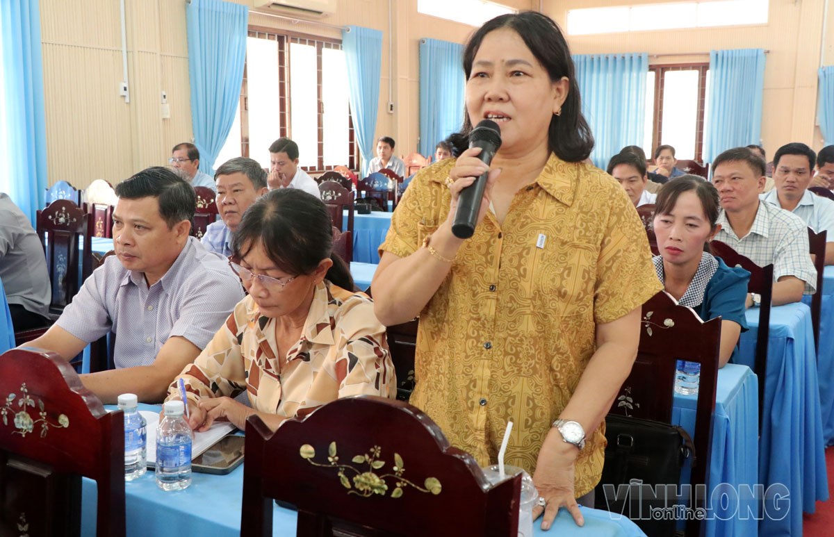 Cử tri Trần Thị Huệ, ấp Mỹ Huê, xã Càng Long kiến nghị nâng mức phụ cấp đối với người hoạt động ở ấp.

Tin, ảnh: SƠN TUYỀN