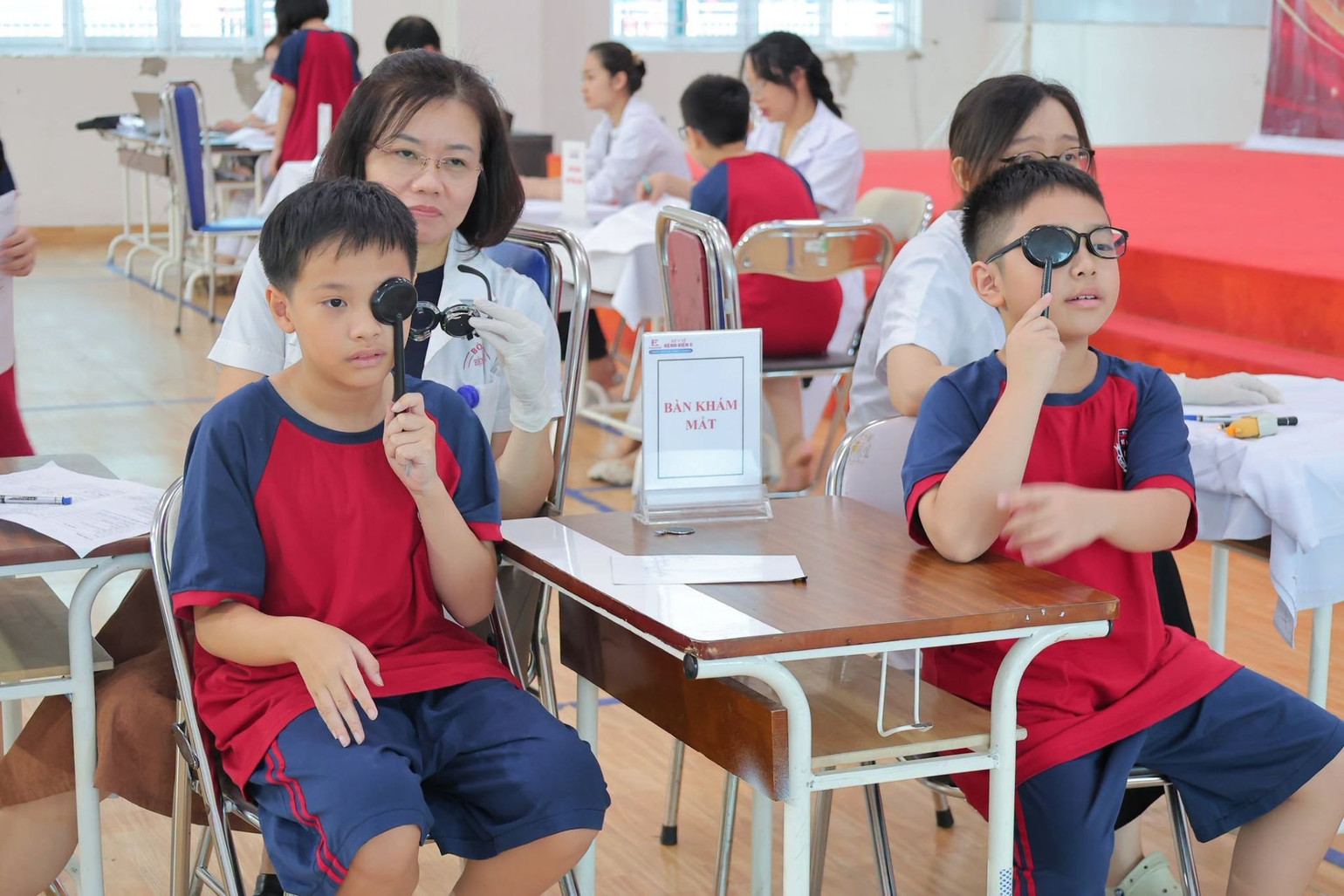 Bệnh viện E phối hợp Trạm Y tế phường Nghĩa Đô (Hà Nội) khám sàng lọc sức khỏe toàn diện cho các em học sinh tại một số trường học trên địa bàn phường Nghĩa Đô. (Ảnh: Thanh Xuân)