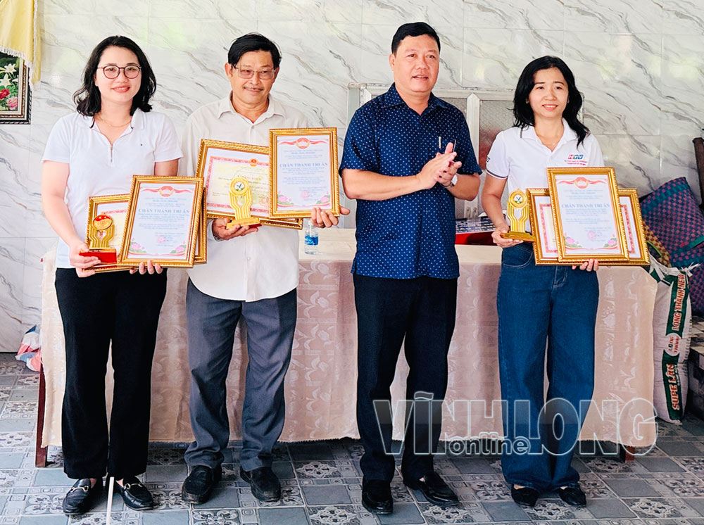 Cá nhân có nhiều đóng góp trong công tác an sinh xã hội được nhận Bằng khen của UBND tỉnh.