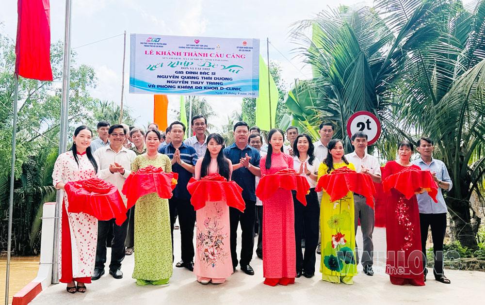 Đại biểu cắt băng khánh thành cầu Cảng.