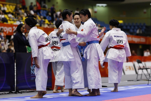 Khoảnh khắc các nữ võ sĩ Việt Nam giành chiến thắng ở nội dung kata đồng đội nữ tại ASIAD 20.

ẢNH: REUTERS

