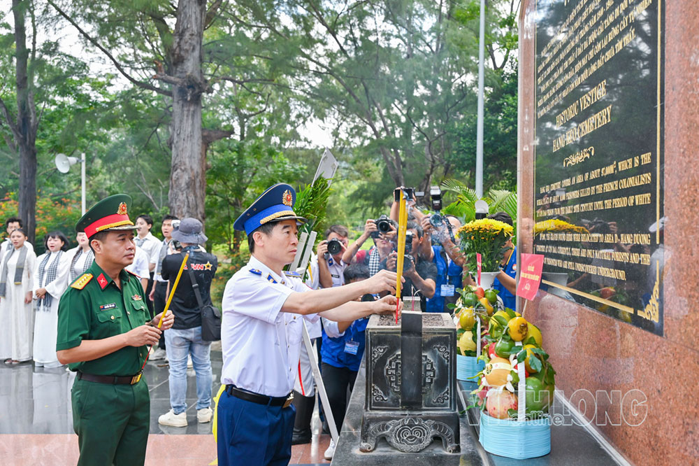 Trung tướng Bùi Quốc Oai - Chính ủy Cảnh sát biển Việt Nam dâng hương tri ân các anh hùng liệt sĩ.
