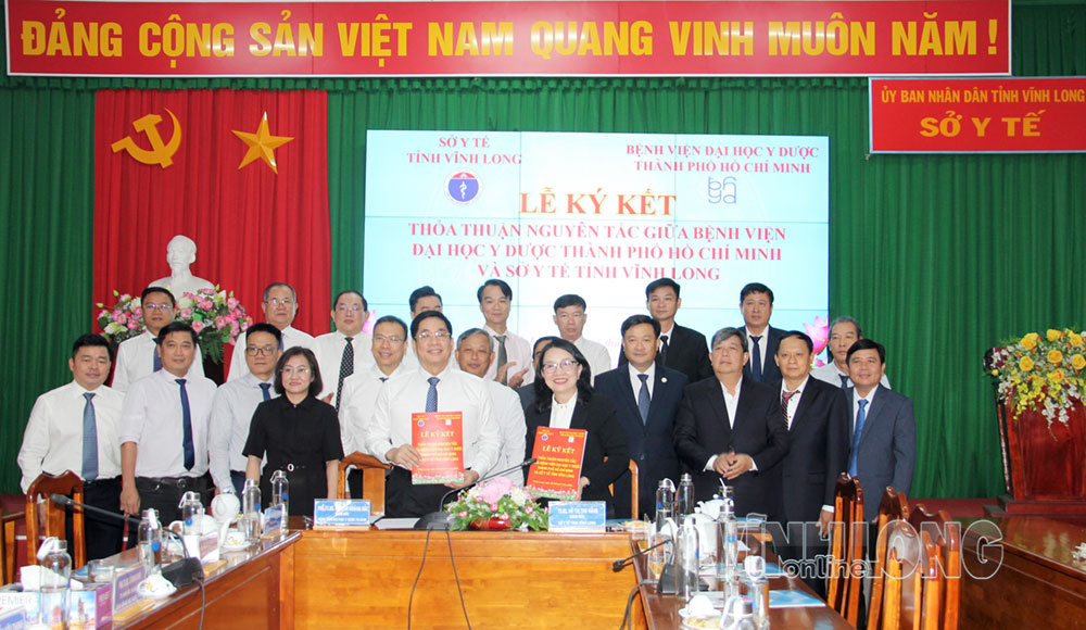 Giám đốc Sở Y tế- Hồ Thị Thu Hằng và Giám đốc Bệnh viện Đại học Y Dược TP Hồ Chí Minh ký kết thỏa thuận nguyên tắc hợp tác đến năm 2030.