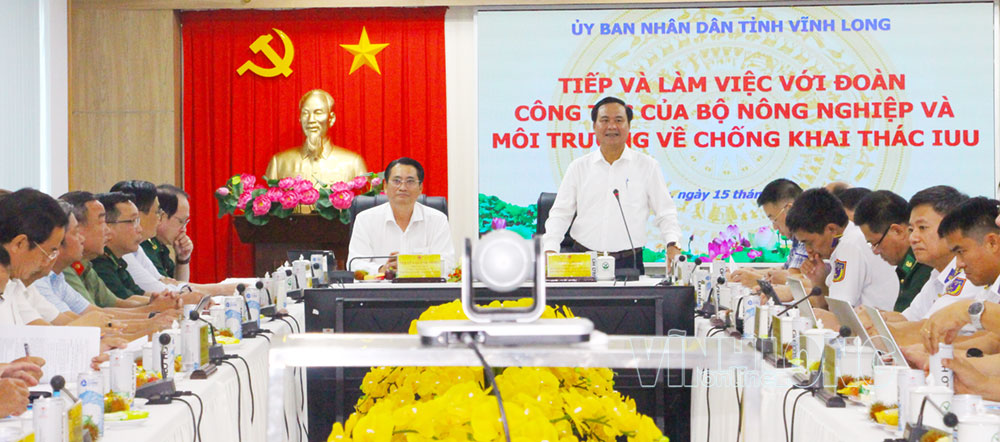 Thứ trưởng Bộ Nông nghiệp và Môi trường Võ Văn Hưng phát biểu chỉ đạo tại buổi làm việc.