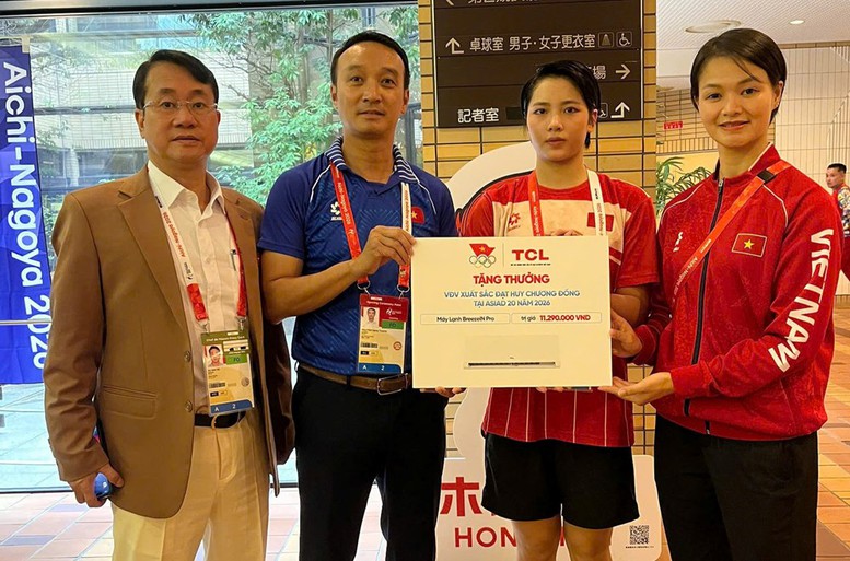 Bùi Ngọc Nhi nhận thưởng tử Đoàn Thể thao Việt Nam. Ảnh: Tam Ninh