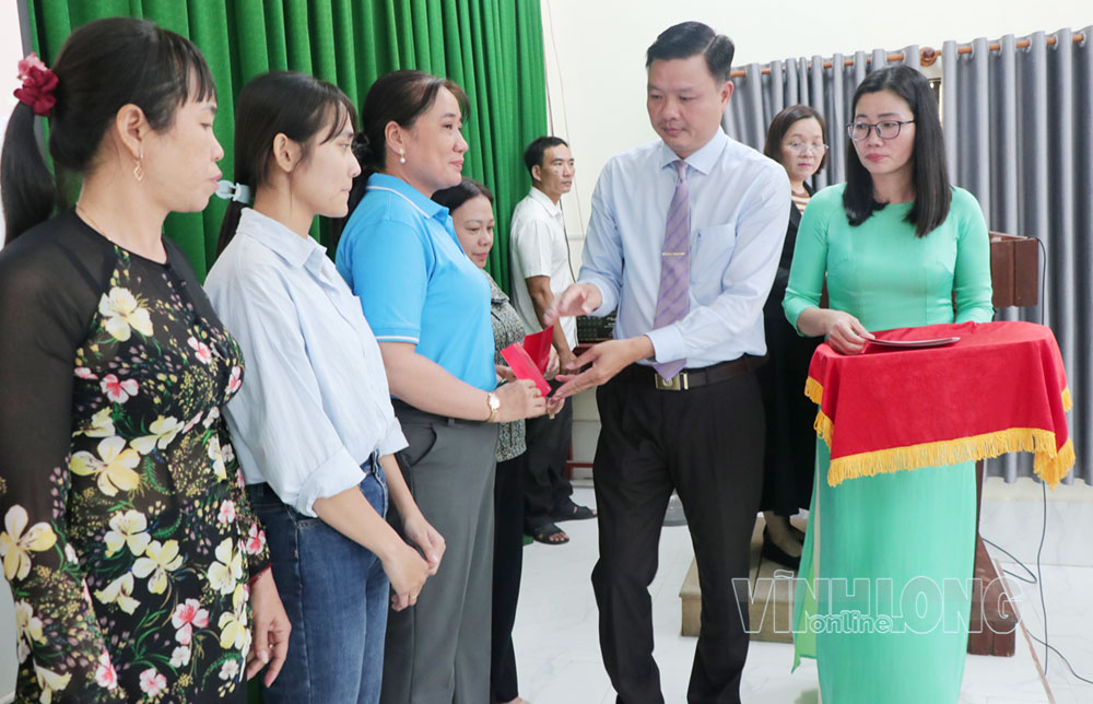 Đồng chí Cao Hoàng Phúc- Phó Hiệu trưởng Trường Chính trị Phạm Hùng trao chứng nhận cho các học viên.