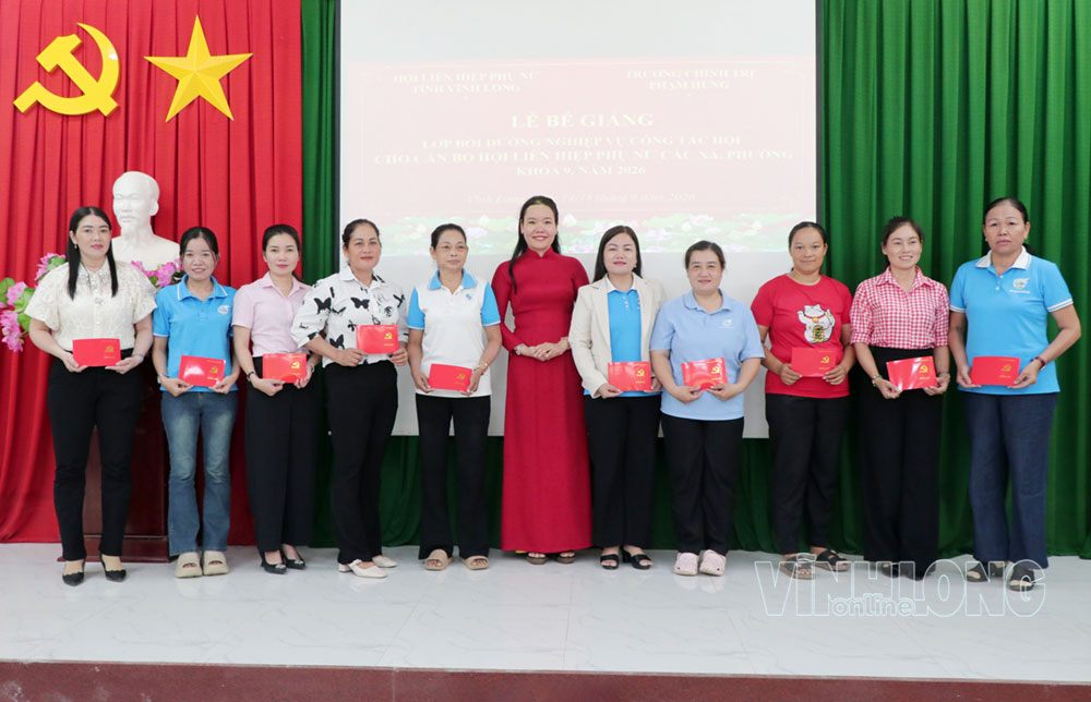 Đồng chí Trịnh Thị Phương- Phó Chủ tịch Thường trực Hội LHPN tỉnh trao chứng nhận cho các học viên.