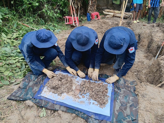 Thành viên Đội K93 cẩn thận rà soát kỹ từng mẩu xương cốt của một liệt sĩ được tìm thấy trong ngày 28/9.

ẢNH: PHƯƠNG VŨ

