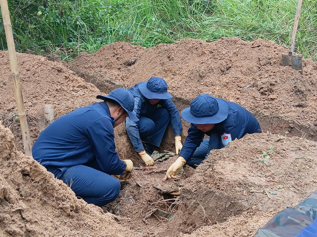 Trong ngày 28.9, cán bộ, chiến sĩ Đội K93 của Bộ Chỉ huy quân sự tỉnh An Giang đã phát hiện và quy tập được 5 hài cốt liệt sĩ tại ấp Phước Bình, xã Ô Lâm.

ẢNH: PHƯƠNG VŨ

