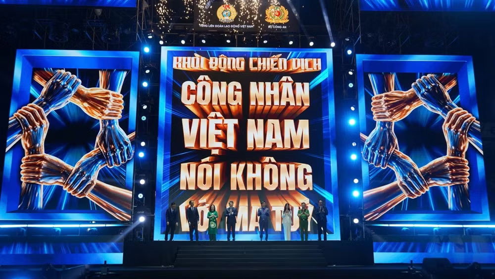 Nghi thức khởi động chiến dịch “Công nhân Việt Nam nói KHÔNG với ma túy: Triệu trái tim, một quyết tâm”. (Ảnh: MAI DUNG)