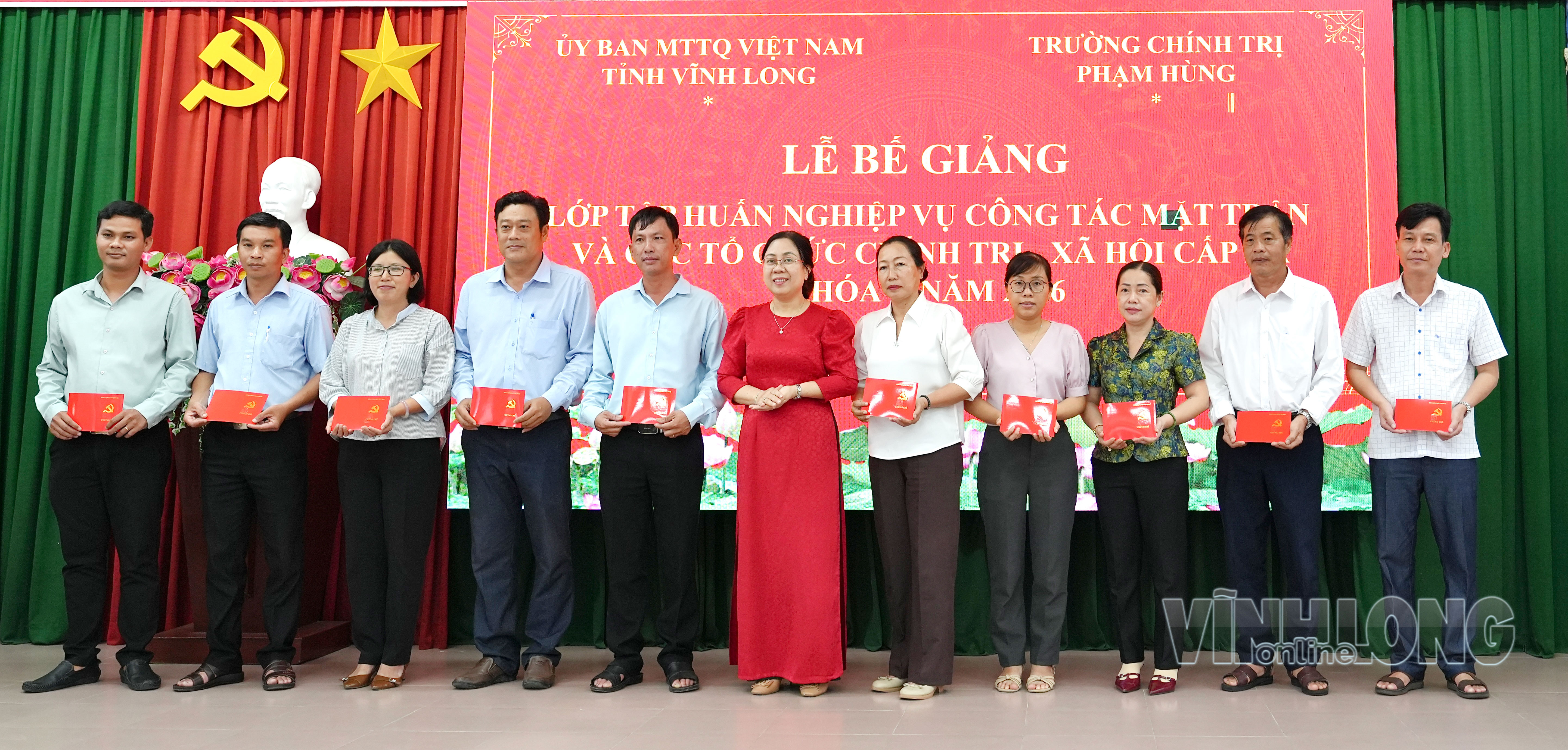 Phó Hiệu trưởng Trường Chính trị Phạm Hùng- Nguyễn Thị Thanh Thư trao chứng chỉ cho học viên.