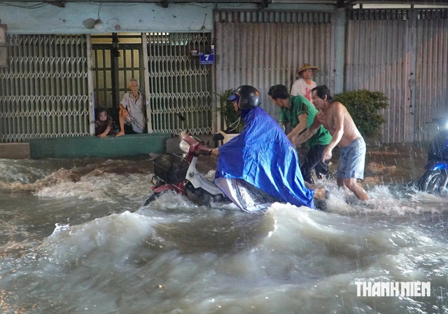 12 tỉnh, thành ở Nam bộ và Nam Trung bộ ứng phó đợt mưa lớn 400 mm. ẢNH: PHẠM HŨU