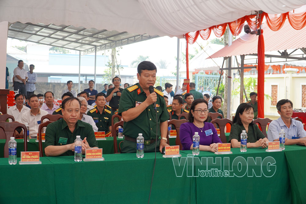 Đại tá Nguyễn Thanh Xuân - Ủy viên Ban Thường vụ Đảng ủy quan sự tỉnh, Phó Chỉ huy trưởng, Tham mưu trưởng Bộ CHQS tỉnh, Phó Ban Thường trực Ban Tổ chức diễn tập tỉnh góp ý cho cuộc diễn tập.