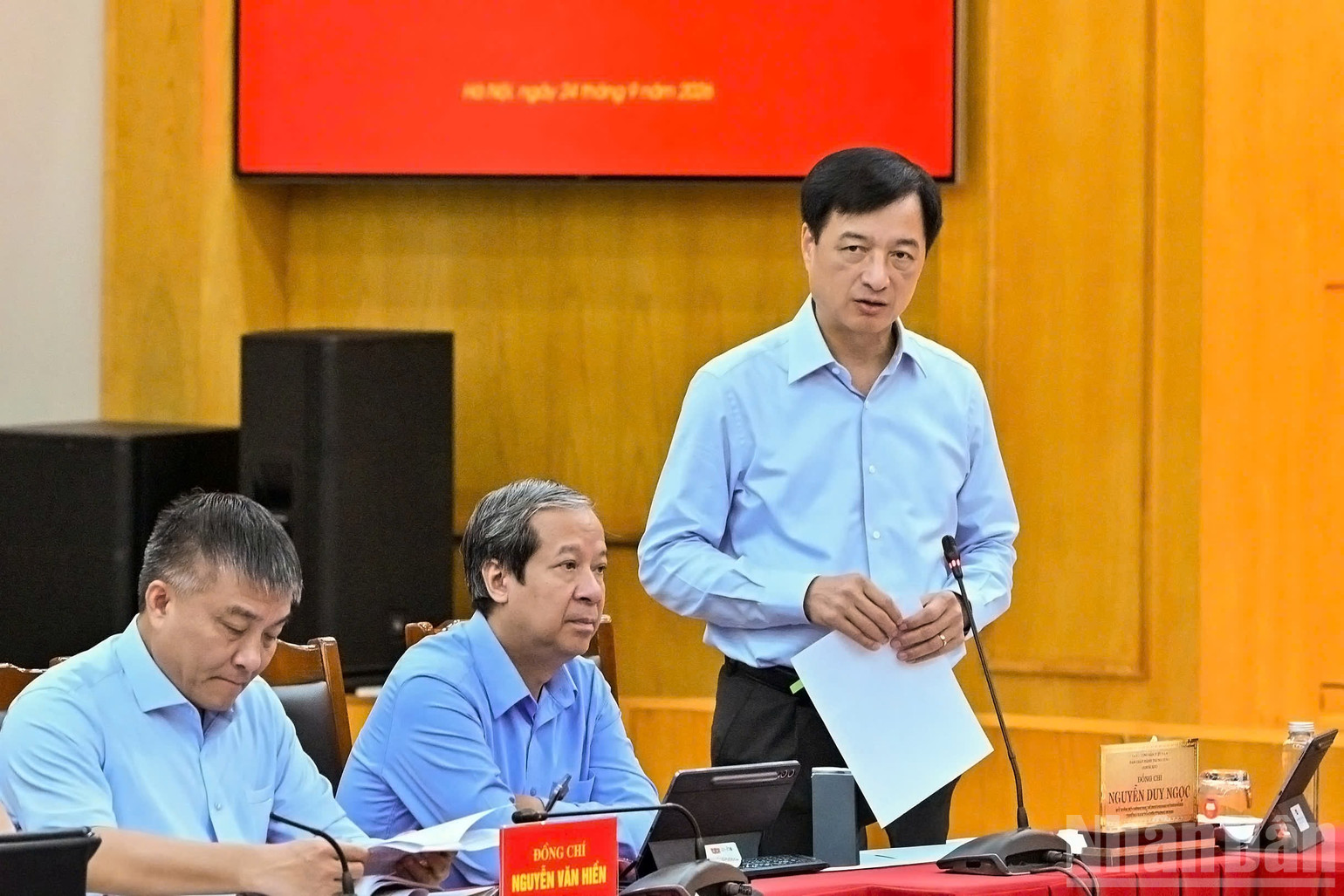 Trưởng Ban Tổ chức Trung ương, Phó Trưởng ban Thường trực Ban Chỉ đạo Nguyễn Duy Ngọc điều hành thảo luận.(Ảnh: THỦY NGUYÊN)
