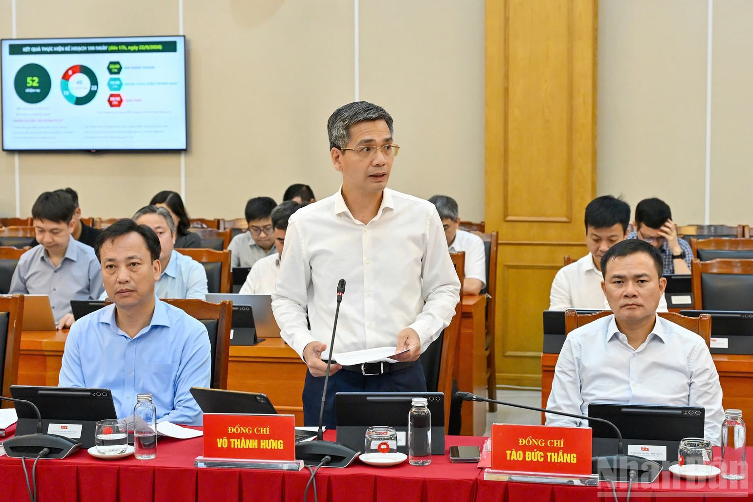 Phó Chánh Văn phòng Trung ương Đảng Võ Thành Hưng báo cáo tóm tắt kết quả triển khai thực hiện nhiệm vụ quý III. (Ảnh: THỦY NGUYÊN)
