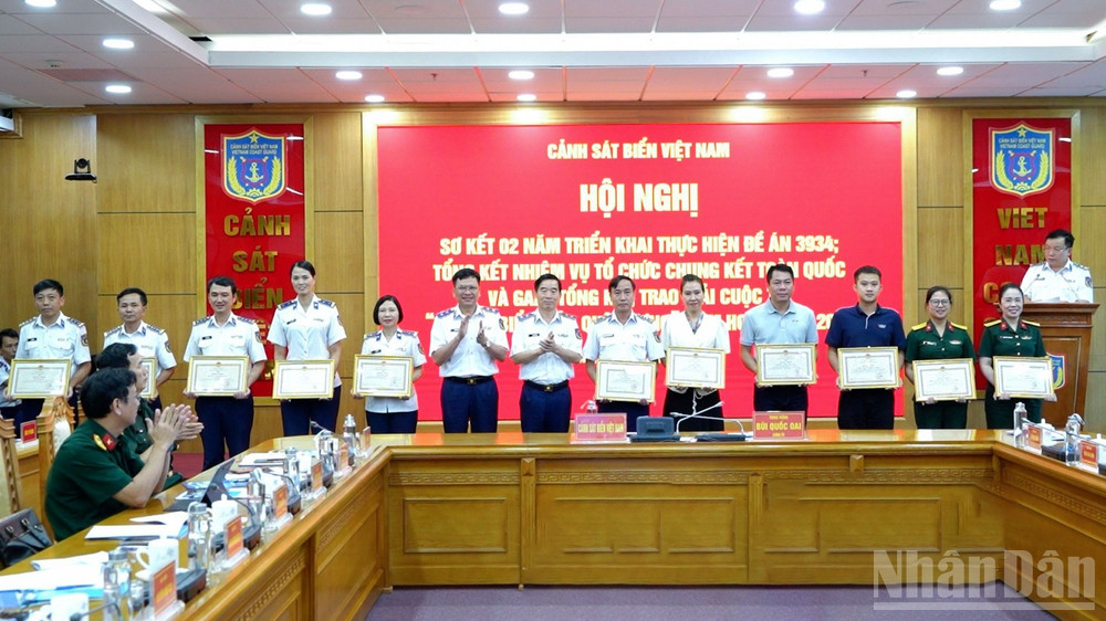 Thủ trưởng Cảnh sát biển Việt Nam khen thưởng các tập thể có thành tích xuất sắc trong tham mưu, phối hợp, tổ chức Chung kết toàn quốc và Gala tổng kết, trao giải Cuộc thi “Em yêu biển, đảo quê hương” năm học 2025-2026. (Ảnh: ĐỨC TĨNH)