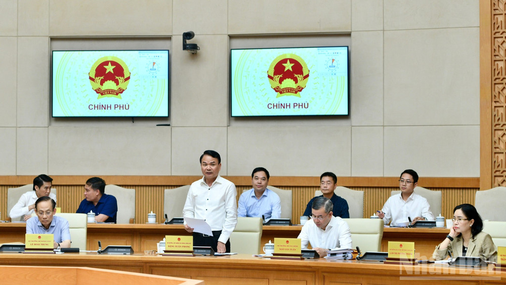 Bộ trưởng, Chủ nhiệm Văn phòng Chính phủ Đặng Xuân Phong phát biểu ý kiến tại phiên họp. (Ảnh: THANH GIANG)