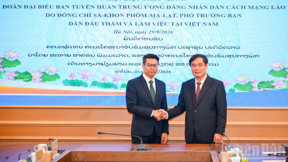 Đồng chí Phan Xuân Thủy (bên phải) và đồng chí Sả Khon Phôm Mạ Lạt tại buổi làm việc. (Ảnh: THẾ ĐẠI)
